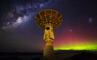 Tall radio tower night aurora - arthur quartley free wallpaper