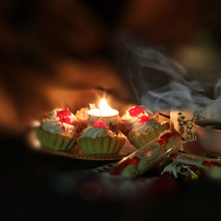 Cupcakes candle tea stilllife blurry - bouchta el hayani free wallpaper