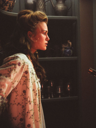 Woman shelf vases guitar hologram - free vintage wallpaper