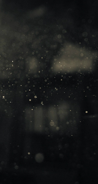 Black white building streetlight rain - a blurry background free wallpaper