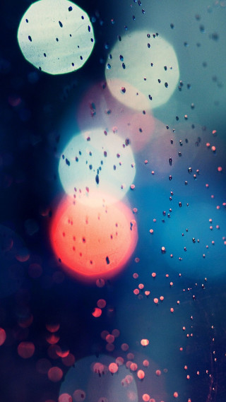 Blurry raindrops window streetlight trafficlights 4 - a microscopic photo free wallpaper