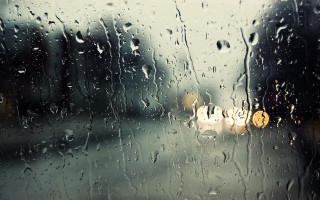 Rain covered window yellow traffic 4 - a photo free wallpaper