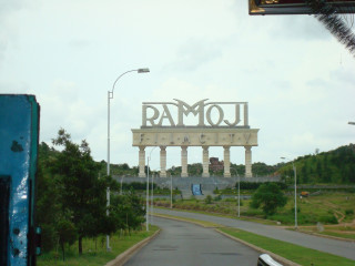 Ramon sign road building columns - a traffic light free wallpaper
