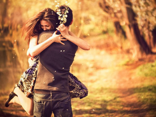 Man woman hug woods kissing - romantic free wallpaper
