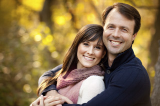 Man woman hugging forest trees - alan sutherland free wallpaper