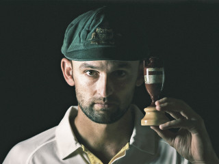 Man holding wine bottle cap - a bottle of wine free wallpaper