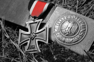 Cross medal grass ribbon box - adolf born free wallpaper