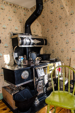 Green chair stove wallpapered room - betye saar free wallpaper