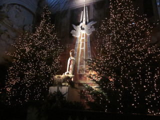 Lighted christmas tree statue person - radiant free wallpaper