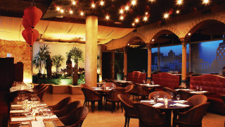 Restaurant large window city view - outside free wallpaper