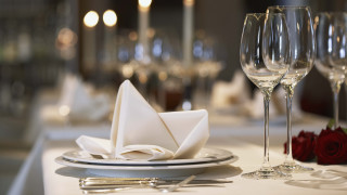 Table with plate on surface - a plate free wallpaper for desktop