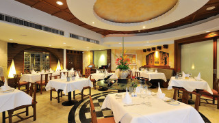 Restaurant tables chairs ceiling fan - table free wallpaper