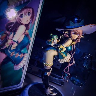 Statue woman costume hat sword - holography free wallpaper
