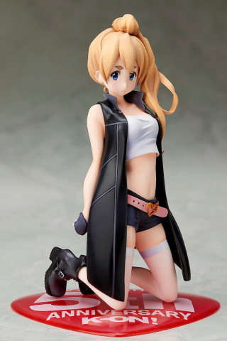 Figurine woman short skirt boots - a statue free wallpaper
