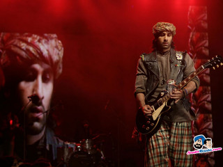 Man guitar standing picture beard - altoon sultan free wallpaper for desktop