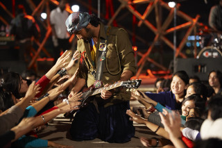 Man crowd guitar microphone helmet - free love wallpaper