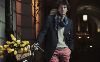 Man suit scarf bicycle flowers - a basket of flowers free wallpaper