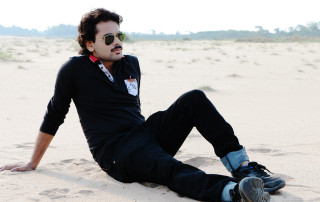 Man sitting sand foot up - movie still frame free wallpaper
