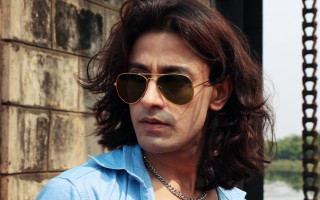 Man sunglasses blue shirt brick - a brick wall free wallpaper