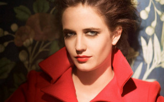 Woman red coat flower wall - de stijl free wallpaper