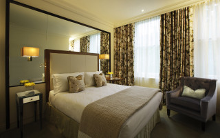 Bedroom with bed cozy interior - a bedroom free wallpaper