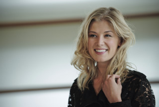 Woman smiling blonde portrait naturalistic - her chest free wallpaper