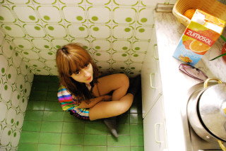 Woman sitting floor kitchen sink - a bowl of fruit free wallpaper