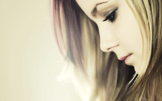 Woman blonde long hair cellphone - a light reflection free wallpaper