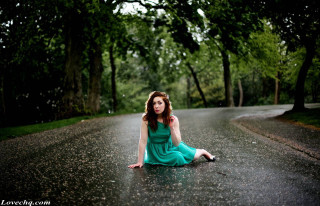 Woman sitting road rain green 3 - an umbrella free wallpaper
