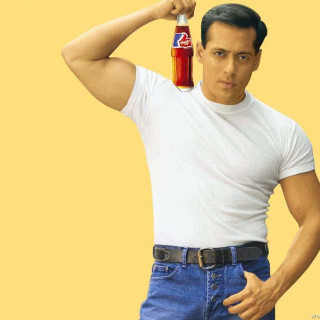 Man holding ketchup bottle hand - dorothy coke free wallpaper