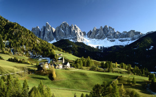 Mountain house snow covered background - mountain in the background free wallpaper