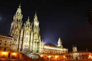 Cathedral night lights clock tower - a large cathedral free wallpaper