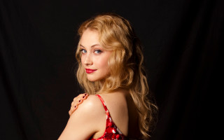 Woman red dress black background 2 - studio portrait free wallpaper