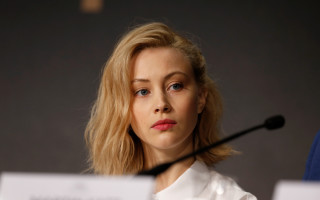 Blonde woman microphone sign performance - a portrait free wallpaper