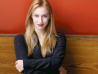 Woman bench arms crossed red - a red wall behind her free wallpaper