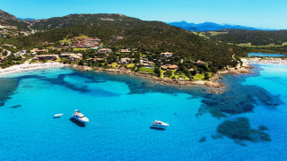 Boats water shoreline houses mountain - a couple of boats free wallpaper