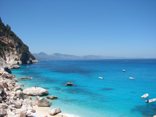 Beach boats cliff blue sky 3 - panoramic view free wallpaper
