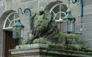 Lion statue stone building lamp - alexander johnston free wallpaper