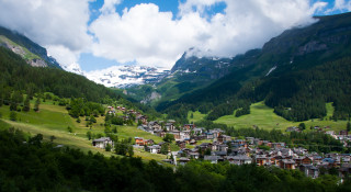 Village nestled mountains snow capped - coppo di marcovaldo free wallpaper