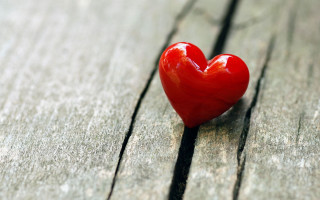 Red heart wooden table shadow 2 - a piece of wood free wallpaper