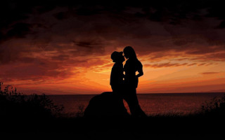 Couple people ocean sunset clouds - romantic free wallpaper