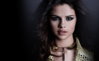 Woman choker collar posing dark - visual art free wallpaper