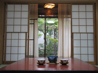 Table two cups vase window - it in front free wallpaper