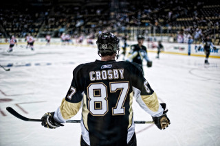 Hockey player ice arms out - the ice free wallpaper