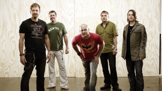 Group of men wooden wall - a group of men free wallpaper