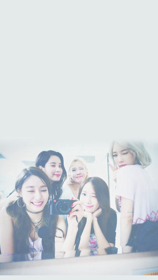 Women group mirror photo camera - free vintage wallpaper