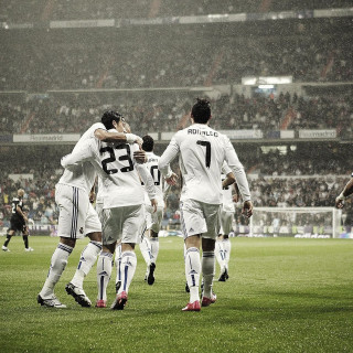 Men soccer field rain arms - a group of men free wallpaper