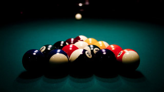 Pool table balls lined up - a pool table free wallpaper