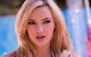Blonde woman pink shirt blue - a pink shirt free wallpaper