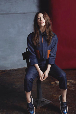 Woman sitting chair legs crossed 30 - magazine free wallpaper